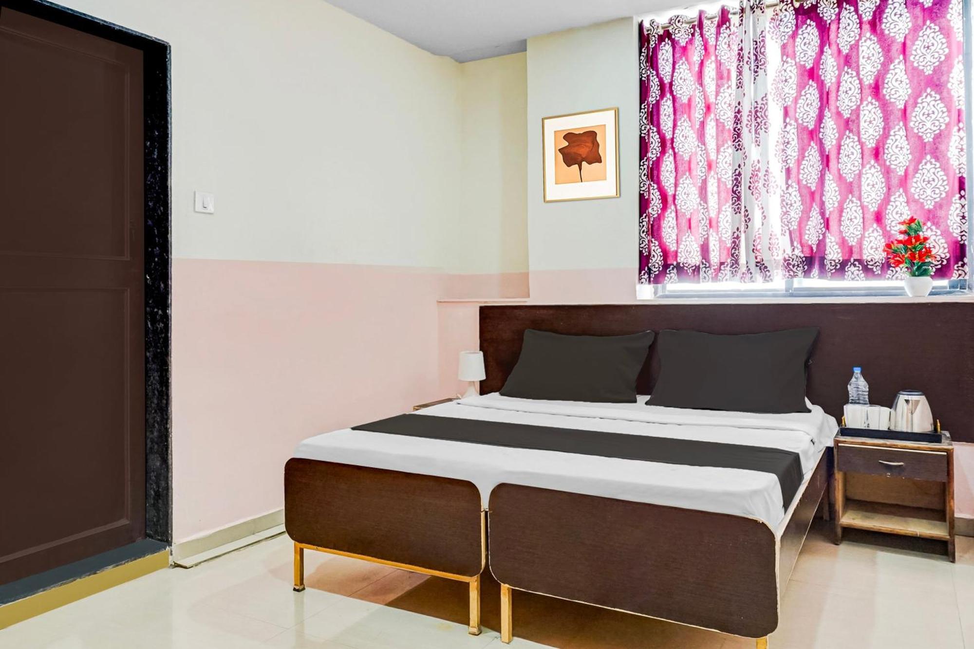 Hotel O Royal Lodge Koregaon Buitenkant foto