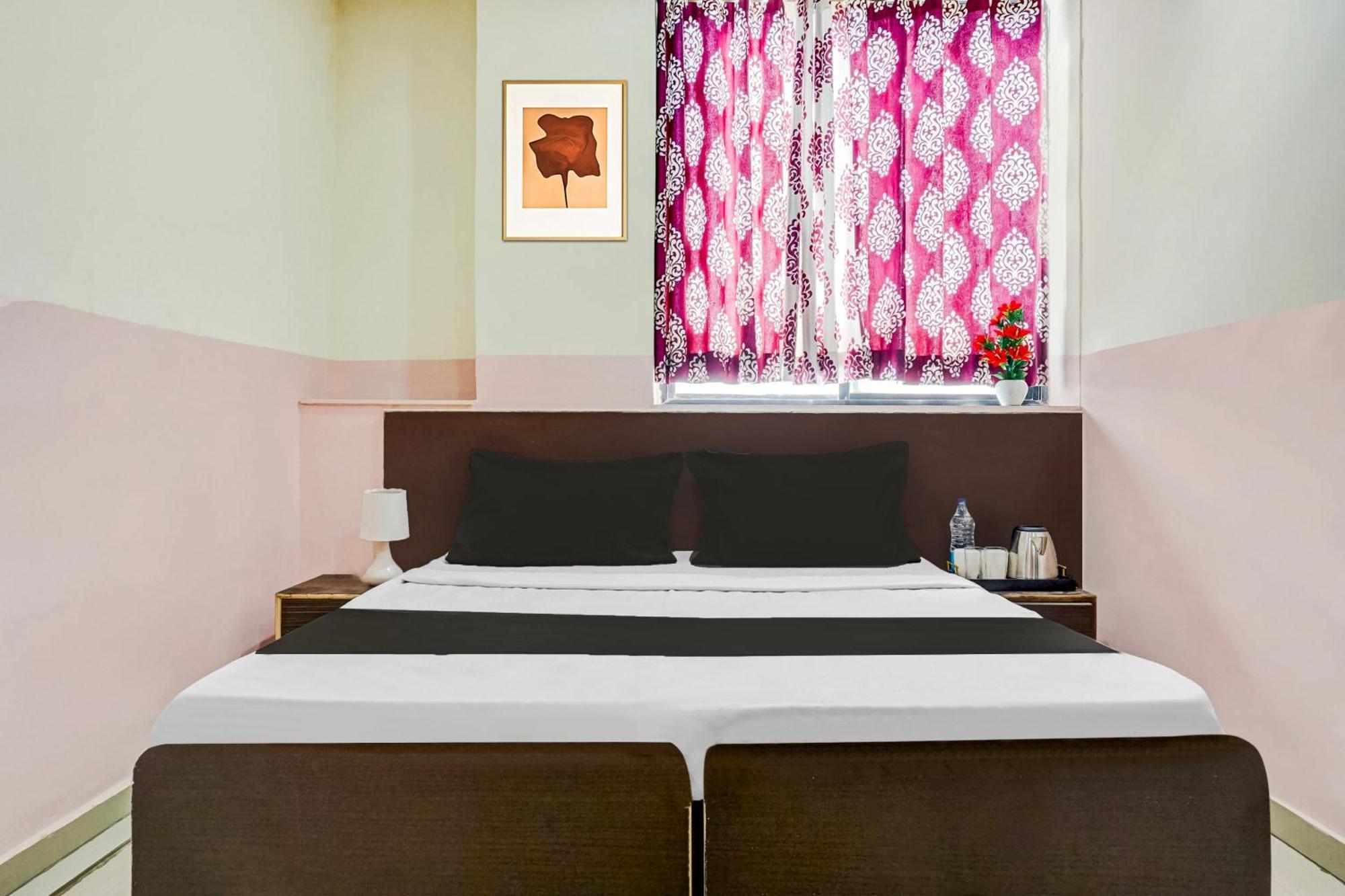 Hotel O Royal Lodge Koregaon Buitenkant foto