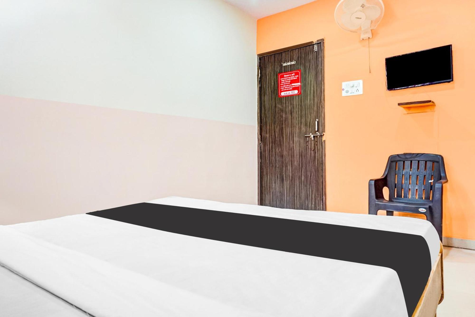 Hotel O Royal Lodge Koregaon Buitenkant foto