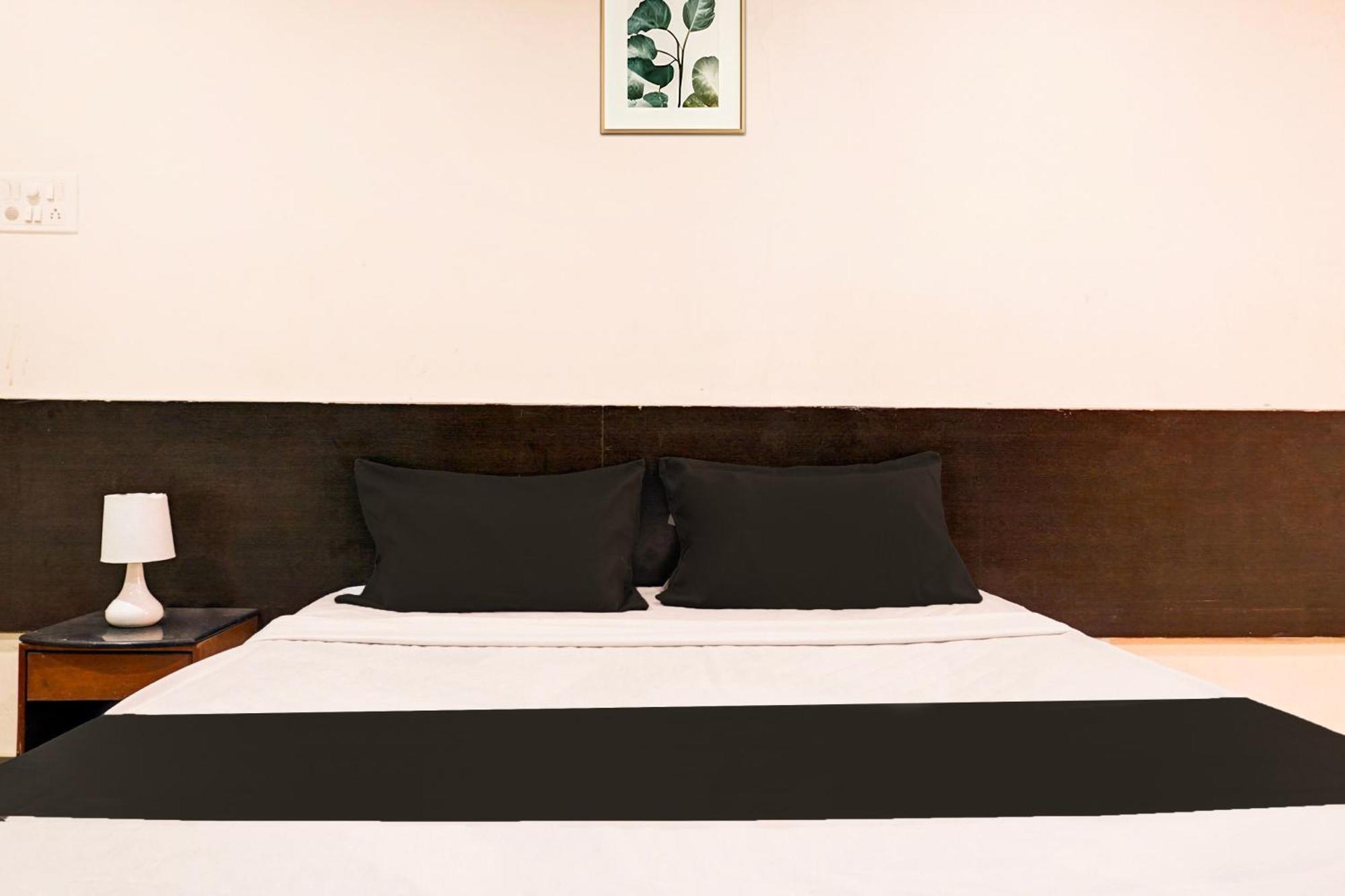 Hotel O Royal Lodge Koregaon Buitenkant foto